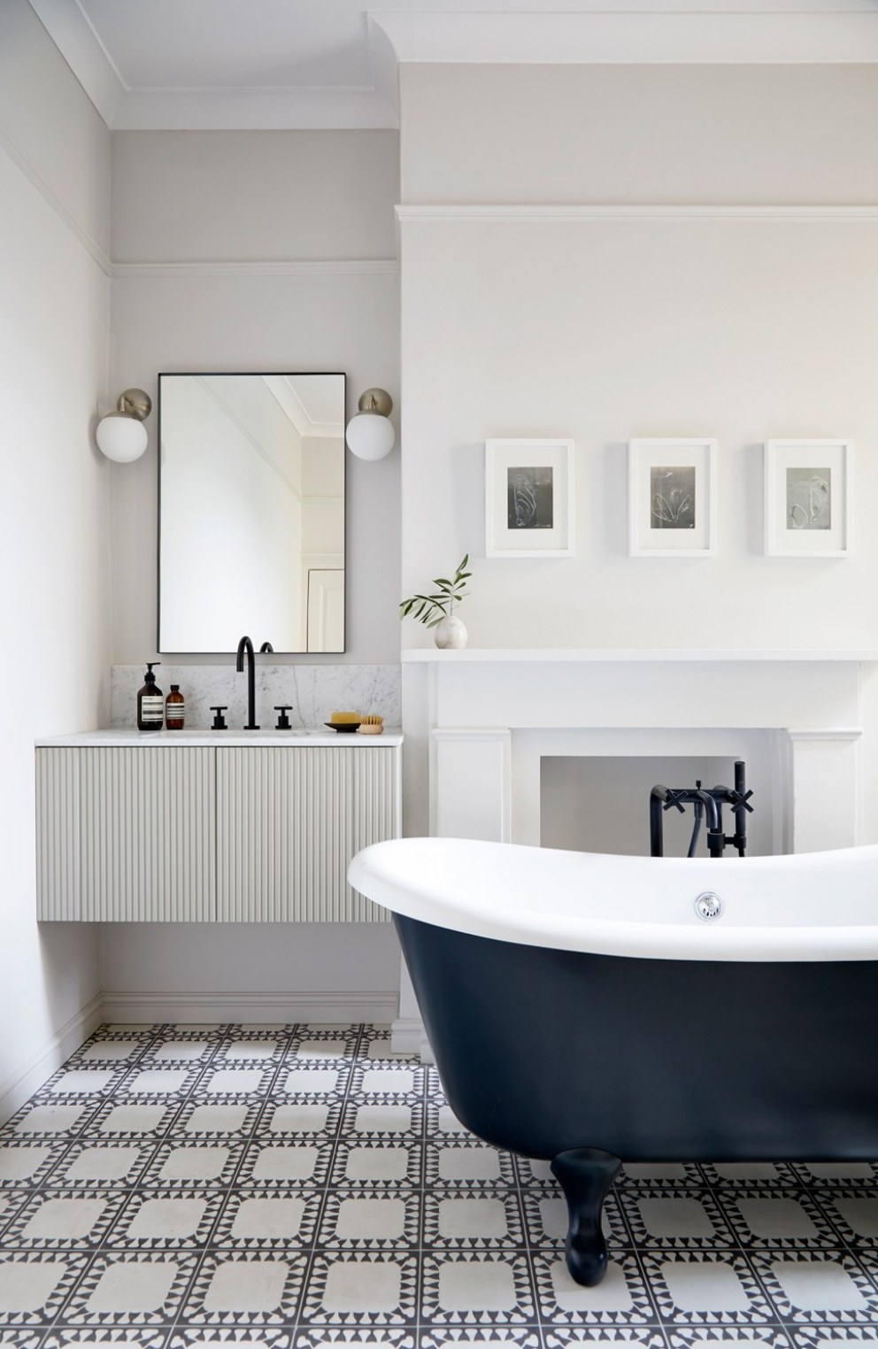 Ramsden Road | Monochrome master bathroom | Interior Designers